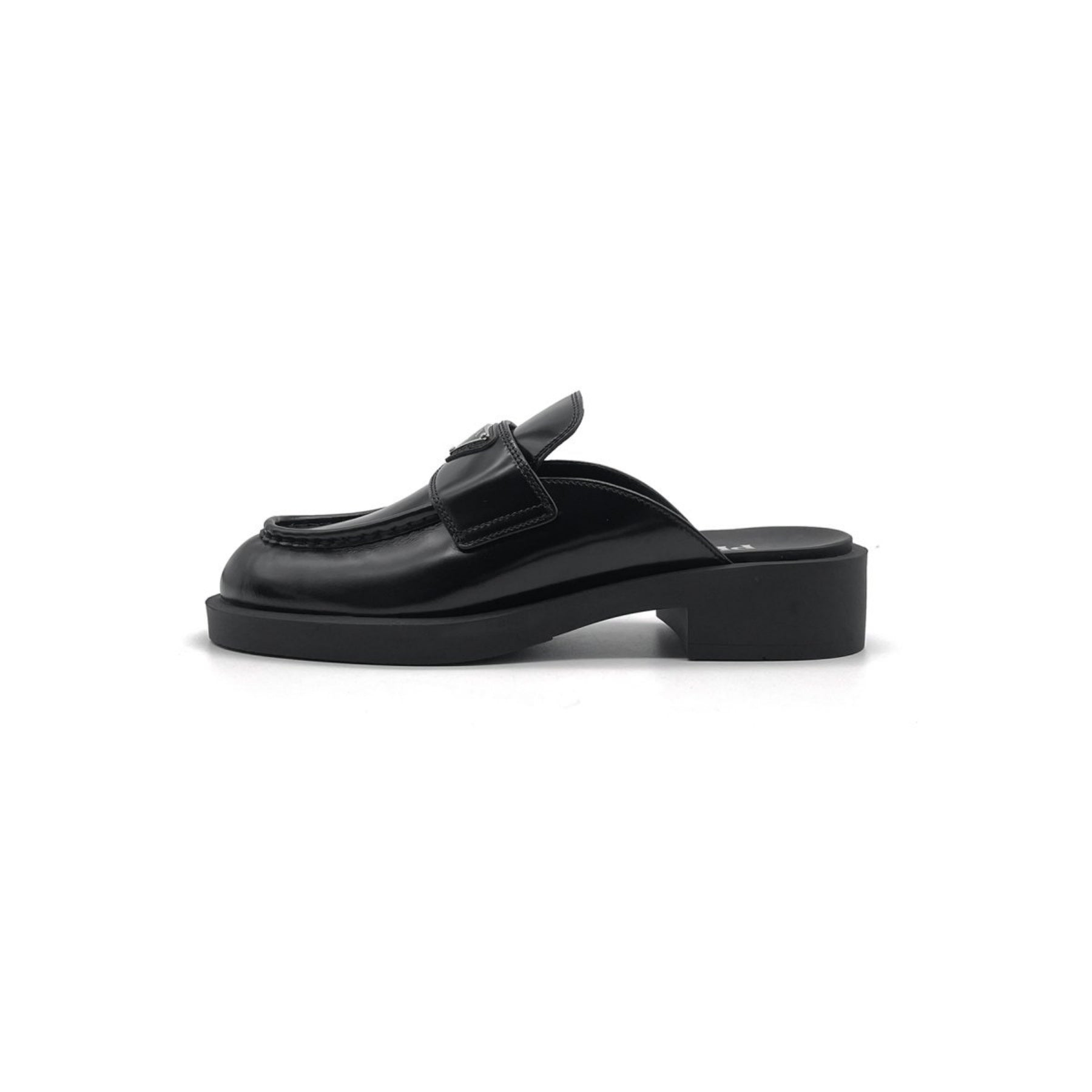 Prada トライアングル ロゴ レザー フラットシューズ - SRM – SHENGLI